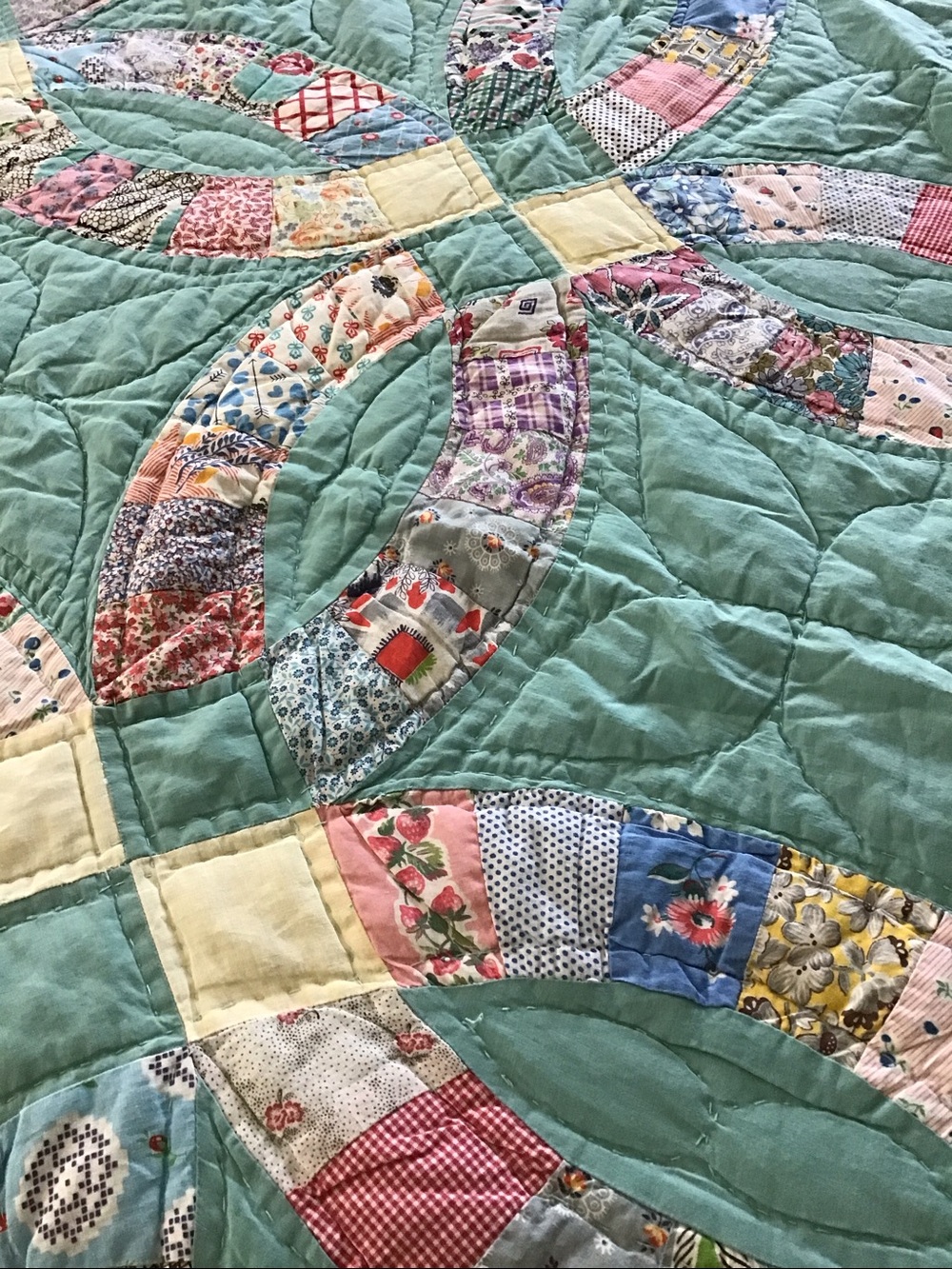 Vintage Double Wedding Ring quilt from the 1930s-1940s - Picture 5 of 15